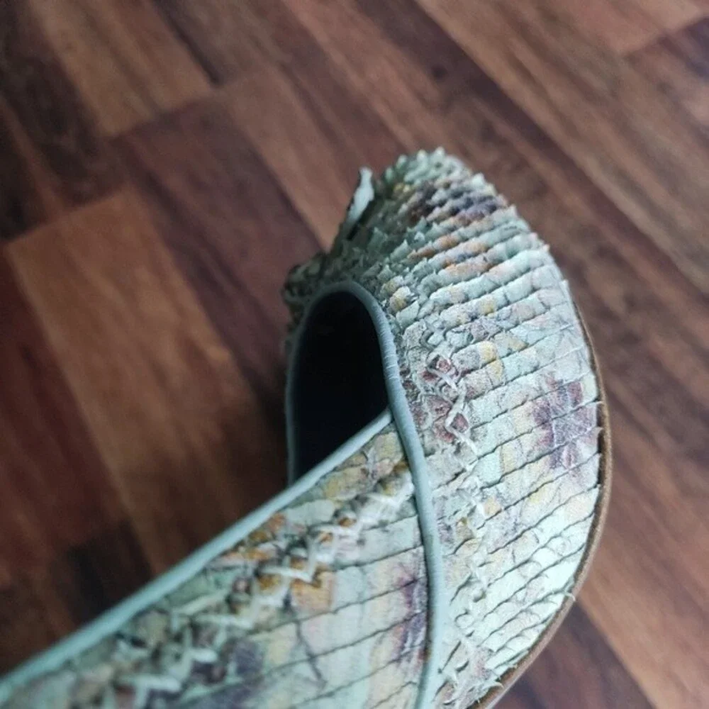 Via Spiga Italy genuine leather snakeskin textured floral pumps 10M